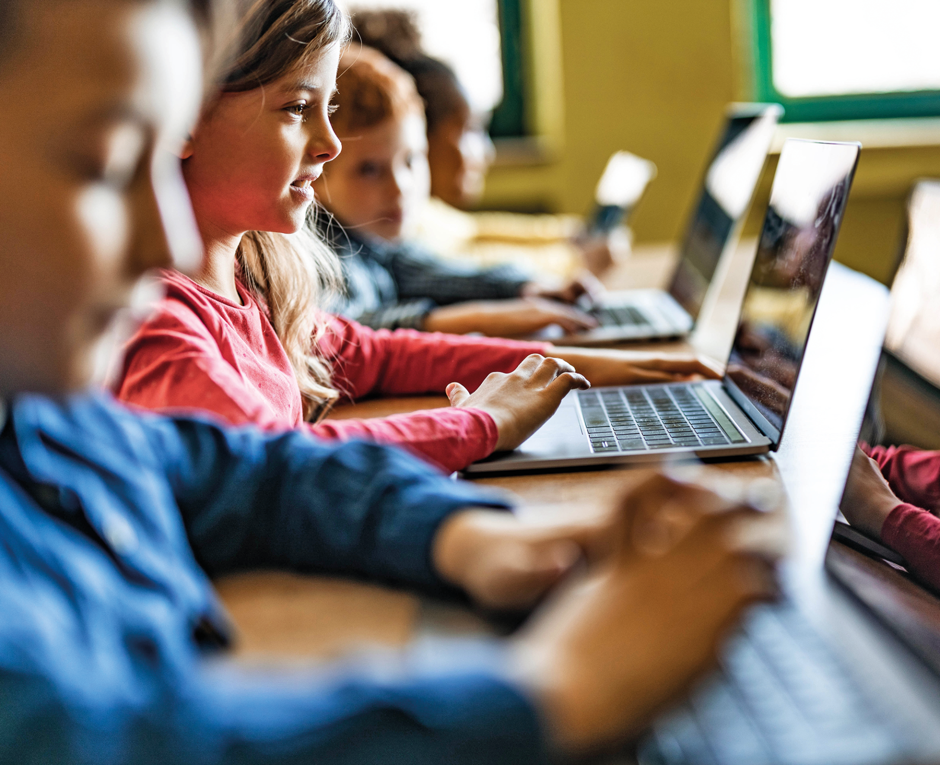 Beste Bildung: Kinder in der Schule am Laptop